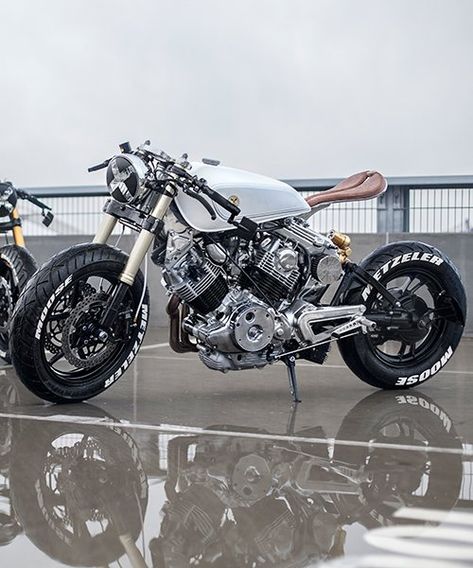 two yamaha XV920 motorcycles by moose motodesign personify good and evil Cb 750 Cafe Racer, Virago Cafe Racer, Cafe Racer Moto, Yamaha Cafe Racer, Moto Scrambler, Motos Yamaha, Yamaha Virago, Мотоциклы Cafe Racers, Cafe Bike