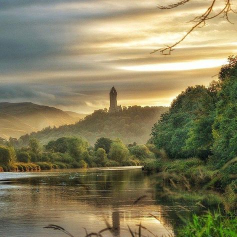 A beautiful #sunrise in #Stirling looking towards the National Wallace Monument - via IG/charles.mcguigan Wallace Monument, Stirling Scotland, Best Of Scotland, Beautiful Scotland, Scottish Homes, William Wallace, Top Pic, Loch Lomond, Beautiful Sunrise