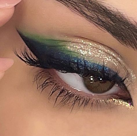 Green Eyeliner, Mekap Mata, Smink Inspiration, Dope Makeup, Edgy Makeup, Makeup Eye Looks, Creative Makeup Looks, Eye Makeup Art, Makeup Goals