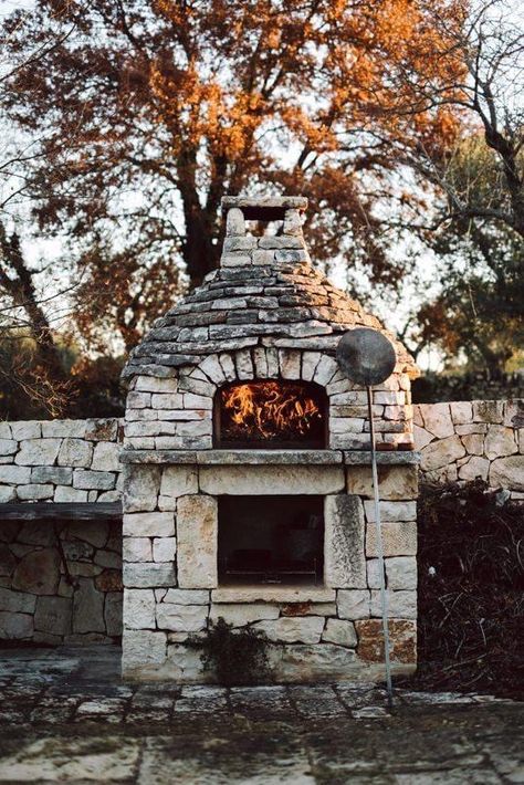 Outdoor Stone Oven, Stone Oven Outdoor, Stone Pizza Oven Outdoor, Bread Oven Outdoor, Stone Outdoor Kitchen, Pizza Oven Plans, Outdoor Fireplace Pizza Oven, Backyard Pizza Oven, Stone Pizza Oven