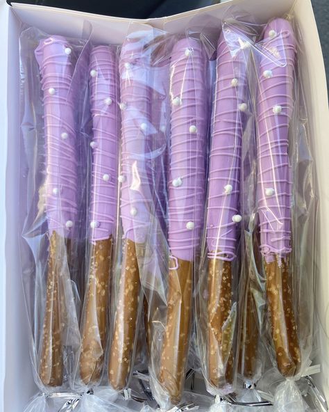 Lilac , lavender , light purple wedding or birthday cake pops chocolate covered pretzels 🥨 Purple Chocolate Covered Pretzels, Light Purple Wedding, Purple Desserts, Purple Sweet 16, Lila Party, Purple Quince, Sweet 16 Party Decorations, Butterfly Baby Shower Theme, Purple Birthday Party