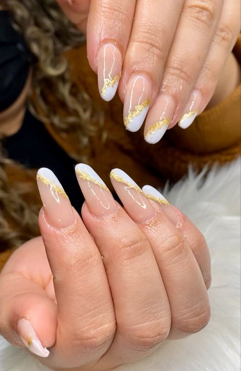 Nails Art Avec Feuille D’or, French Tip Foil Nails, Milky White Nails With Gold Tip, Gold Foil Nail Designs Almond, Gold Flake Accent Nail, Gold Flakes Nail Art, Almond Nails Designs Gold Flakes, Summer Nails Gold Flakes, French Nails With Gold Flakes