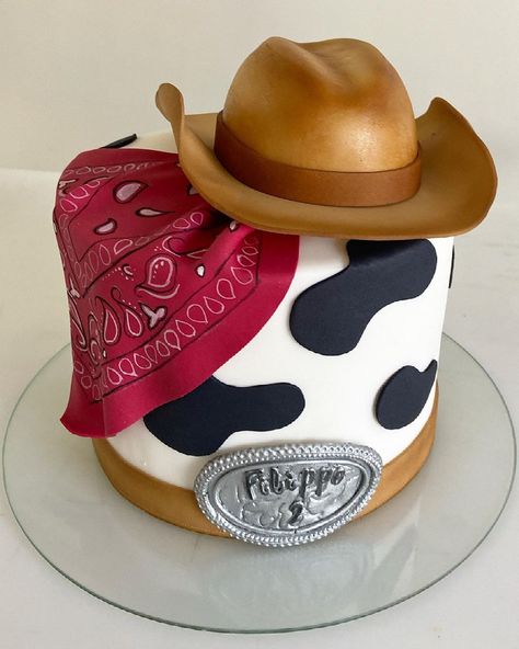 Tatiana Barros Cake & Sweet on Instagram: “Amamos fazer parte de momentos especiais para a família de vocês! Um bolo country para o segundo mesversario do Fillippo. Muita emoção…” Cowboy Party Cake Ideas, 1st Birthday Cowboy Cake, Cowboy Themed Cake, Vaquera Cake, Cowboy Cakes For Boys, Western Smash Cake, My First Rodeo Smash Cake, My First Rodeo Birthday Boy Cake, Western Cake Ideas