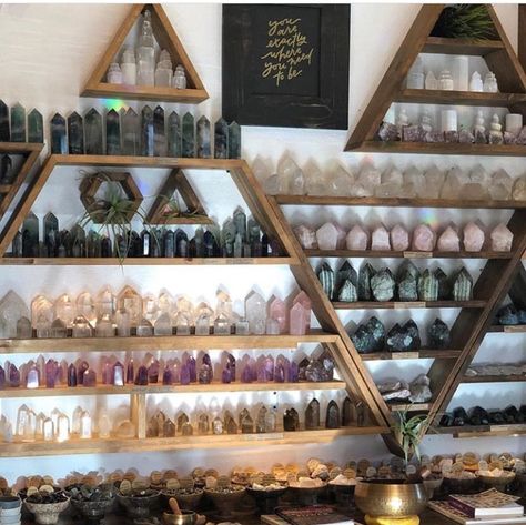 Organizing Crystals Storage Ideas, Crystal Display Ideas Rock Collection, Crystal Shop Display, How To Display Crystals And Stones, Crystal Display Ideas Diy, Crystal Collection Display, Crystal Display Ideas, Rock Collection Display, Crystal Alter