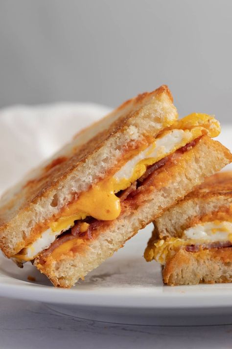 This fried egg sandwich is so good, you'll want to make it every day! Made with a tasty egg, bacon, and cheddar cheese, it's the epitome of a hearty breakfast. Egg Sandwich Meal Prep, Egg With Bread, Fried Egg Sandwich Recipe, Sandwich Meal Prep, Fried Sandwich, Chipotle In Adobo Sauce, Bake Ideas, Egg Sandwich Recipe, Fried Egg Sandwich