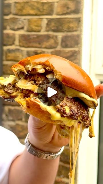 Smash Burger Video, Onion Smash Burger, Thomas Straker, Burger Cheese, Grilled Burgers, Burger Restaurant, Quick Dinners, Smash Burger, Beef Dishes