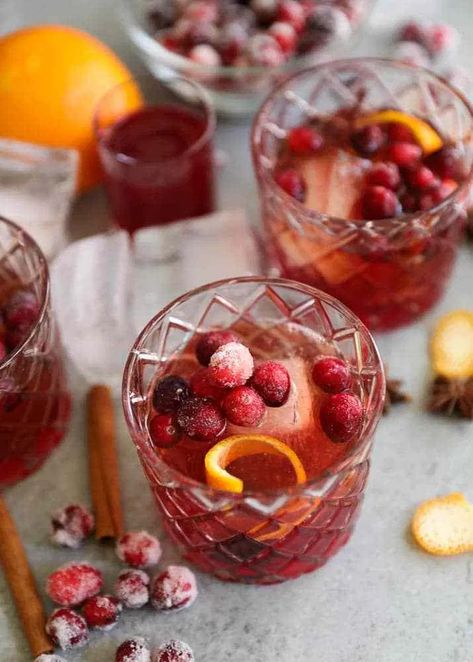 Bourbon Drinks Recipes, Cranberry Simple Syrup, Thanksgiving Punch, Bourbon Old Fashioned, Cranberry Cinnamon, Sugared Cranberries, Thanksgiving Drinks, Bourbon Drinks, Cocktail Bitters