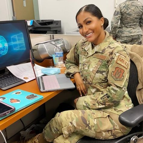 Air Force Pictures, Air Force Uniforms, Female Army Soldier, Air Force Women, Army Medic, A Darker Shade Of Magic, Military School, Video Call With Boyfriend Screen Photo, Black Relationship Goals