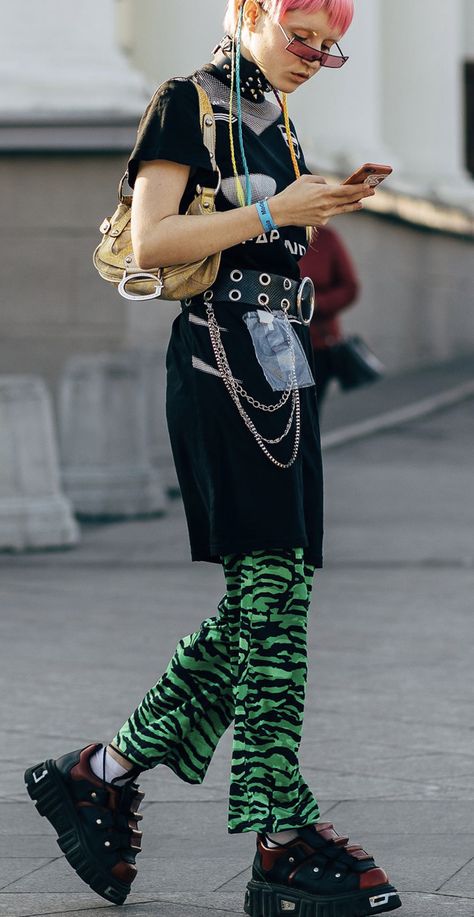 Street style from Russia spring 2019 fashion week Russia Street Style, Berlin Street Style Underground, Nct 127 Outfits, Bizzare Fashion, Goth Street Fashion, Street Punk Fashion, Gender Nonconforming Fashion, Goth Street Style, Punk Street Fashion