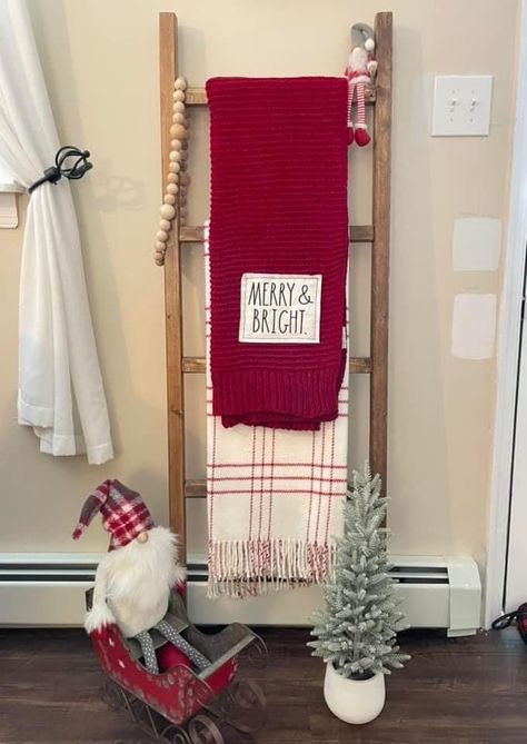 45 Stylish Christmas Holiday Decor Ideas For Your Home Blanket Ladder Christmas Decor, Ladder Decor Living Room, Christmas Blanket Ladder, Throw Ladder, Ladder Christmas Decor, Blanket Ladder Decor, Christmas Ladder, Scale Decor, Stairs Decor