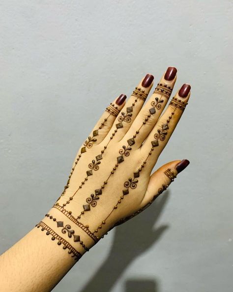 Henna Or Mehndi in Urdu Culture of centrl asia India Pakistan Turkish Africa Arab Countries Wedding Eid Speical #mehndi #henna #wedding #hennaart #hennaartist #mehndidesigns #hennatattoo #mehendi #mehndidesign #hennadesign #mehndiartist #hennadesigns #mehndiart #bride #bridalhenna #hennainspire #art #hennalove #indianwedding #bridalmehndi #bridal #mehandi #love #hennawedding #pakistaniwedding #hennainspo #mehndilove #whitehenna #mehndibride #hennainspiration #fashion #wedding #aesthetic #mehndi Pakistani Simple Mehndi Designs, Minimalistic Mehendi Designs Front Hand, Minimalistic Mehendi, Minimal Mehendi, Simple Henna Designs Hand, Aesthetic Mehndi, Beautiful Simple Mehndi Design, Short Mehndi Design, Arab Countries