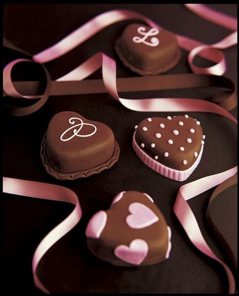 and look! the one in the back has an "L" :-) Chocolate Heart Cakes, Peggy Porschen Cakes, Heart Cakes, Chocolate Dreams, Lemon Cupcakes, Chocolate Heaven, Pink Chocolate, I Love Chocolate, Valentine's Day Recipes