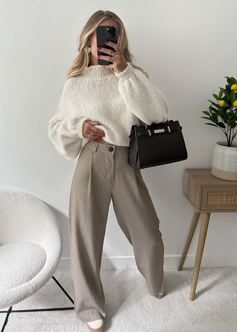 Optez pour un look chic et confortable avec notre pantalon tailleur oversize SERNIA. Avec sa coupe flatteuse, ce pantalon est idéal pour toutes les occasions. Ajoutez-le à votre garde-robe pour une touche de sophistication et un style sans effort. Taille haute Fermeture à glissière et bouton Passants pour ceinture Matière fluide et légère Deux poches italiennes à l'avant Pinces Dimensions - longueur pantalon 105 cm Composition - 75% polyester, 20% viscose, 5% élastique Lavage à 30°C conseillé. N Beige Pantalon Outfit, Taupe Outfit, Halloween Fashion Outfits, Outfit Disney, Classic Clothes, Outfit Autumn, Outfit Chic, Beige Outfit, Outfit Inspo Fall