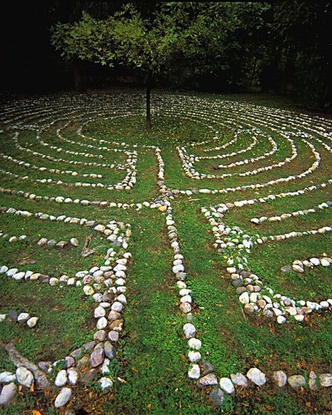 Wisdom Drawing, Labyrinth Garden, Moderne Have, Labyrinth Design, Human Character, Prayer Garden, Meditation Garden, Unique Gardens, Land Art