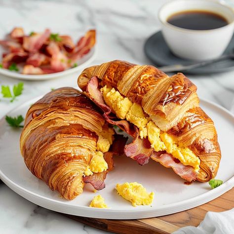 Bacon And Egg Croissant, Breakfast Cafe Food, Bacon Croissant, Bacon And Eggs Breakfast, Croissant Aesthetic, Breakfast With Coffee, Healthy Breakfast Menu, Family Dinner Menu, Croissant Breakfast Sandwich