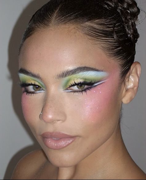 Pink Green Makeup Looks, Green Cat Eye Makeup, Squiggle Makeup, Pink Green Makeup, Pink And Green Eye Makeup, Makeup Looks Fun, Pink And Green Eyeshadow Looks, Green And Pink Eyeshadow, Drag Eye Makeup