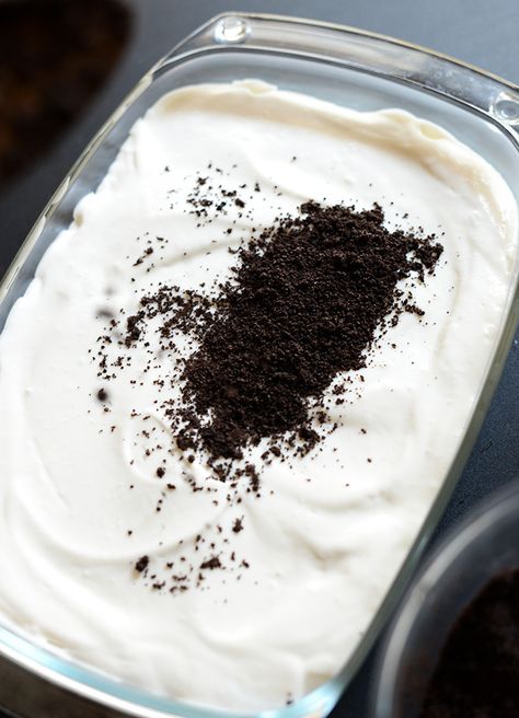 Preparing a "Dirt Cake" without cream cheese is such a breeze! All you will need to collect a bunch of ingredients Kansas Dirt Cake Recipe, Cake Without Cream, Dirt Dessert Recipe, Dirt Recipe, Dirt Cake Recipe, Cake Minimalist, Dirt Dessert, Dirt Cake Recipes, Dirt Pudding