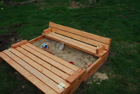 Sand box with built-in seats Sandbox Plans, Build A Sandbox, Diy Sandbox, Sand Projects, Diy Projects Plans, Built In Seating, Backyard Fun, Sandbox, Pallet Projects