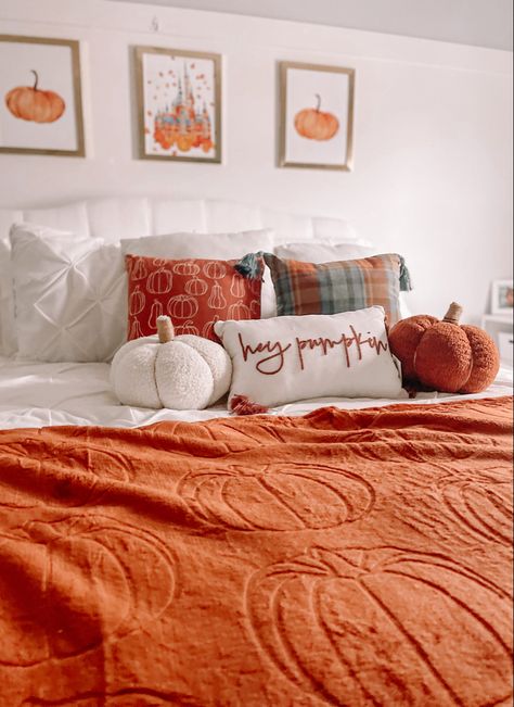 Seasonal Bedroom Ideas, Pumpkin Room Decor, Preppy Fall Bedroom, Fall Bed Ideas, Thanksgiving Bedroom, Fall Bedsheets, Modern Fall Bedroom Decor, Fall Decor Ideas For Bedroom, Autumn Bedroom Ideas