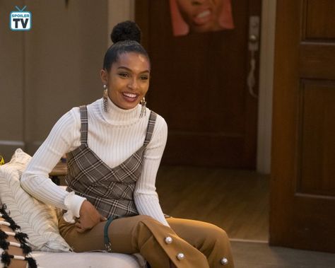 Grownish Zoey Outfits, Zoey Johnson Grownish, Grownish Outfits, Grown Ish Outfits, Yara Shahidi Style, Zoey Johnson, Grown Ish, Yara Shahidi, Marvel Tv