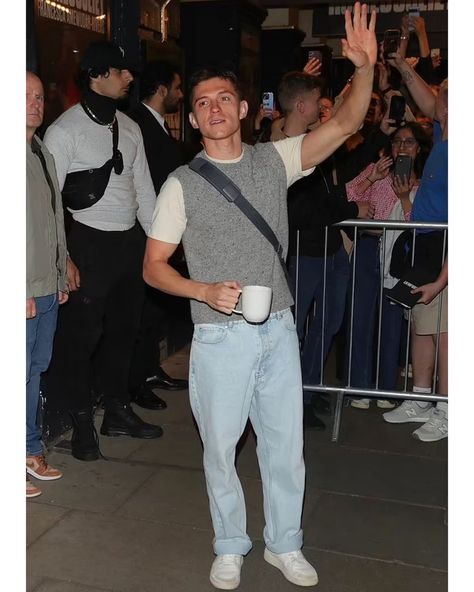 Anthony | Tom Holland Updates | Romeo’s exit • June 5 🥹 #tomholland #romeoandjuliet | Instagram Tom Holland Outfits, Men Outfits Aesthetic, Andrew Garfield Spiderman, Tom Holland Spiderman, Guys Clothing Styles, Stockholm Fashion, Attractive Guys, White Boys, Tom Holland