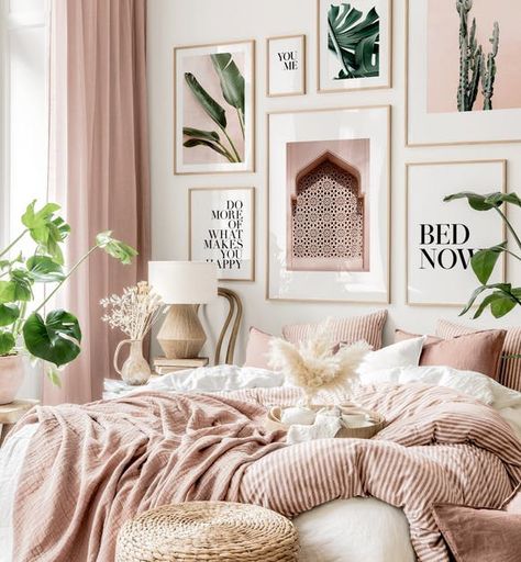 Pink Couch Wallpaper, Pink Scandinavian Bedroom, Rose Pink Bedroom Ideas, Pink And Emerald Green Bedroom, Rose Pink Bedroom, Soft Pink Bedroom Ideas, Green Pink Bedroom, Rose Gold Interior Design, Pink Green Bedroom