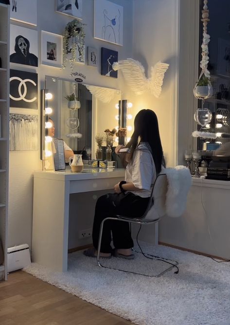 Room Ideas Aesthetic Dark Feminine, Vanity Placement In Bedroom, Ladies Room Ideas, Model Room Aesthetic, Baddie Bedroom Aesthetic, Bedroom Mirror Selfie, Bedroom Esthetics, Vanity Mirror Aesthetic, Latina Room