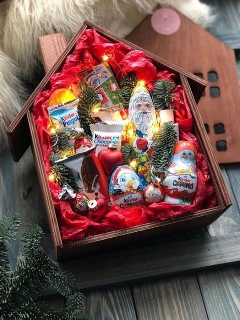 Christmas Eve Box Ideas For Adults, Diy Christmas Eve Box, Christmas Eve Box For Adults, Christmas Eve Box Ideas, Christmas Activity Book, Christmas Gift Basket Ideas, Mickey Mouse Christmas, Christmas Gift For Mom, Gift Basket Ideas