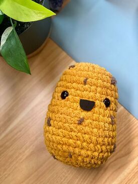 Potato Amigurumi Free Pattern, Crochet Potato Pattern Free, Crochet Pickle, Crochet Thread Patterns, Yarn Projects Crochet, Crochet Critters, Bernat Blanket Yarn, Pola Amigurumi, Easy Crochet Projects