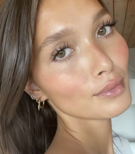 Clean Girl Makeup Look, Glowy Makeup Look, Clean Girl Look, Nightlife Outfits, Dewy Makeup Look, Gucci Clothes, Aesthetic Wellness, Clean Girl Makeup, Selfcare Skincare