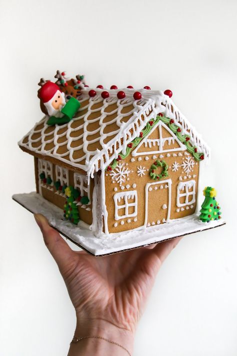 Sweet & Petite Gingerbread Houses (with Wilton!) | Constellation Inspiration Homemade Gingerbread House, Gingerbread House Ideas, Gingerbread House Candy, Cool Gingerbread Houses, Ginger Bread House Diy, Ginger House, Gingerbread House Parties, Gingerbread House Designs, Gingerbread Diy