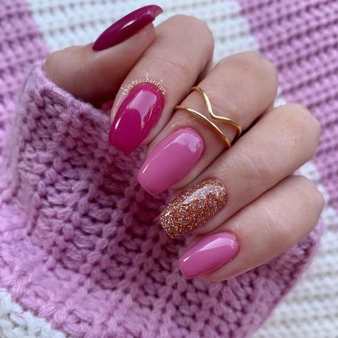 Get inspired with trendy fall pink nails, from soft pastels to bold glitter looks. Discover fresh designs for a chic autumn manicure. Pink Nails For Fall, Pink Autumn Nails, Fall Pink Nails, Pink Nails Trendy, Shellac Ideas, Matted Nails, Nails For Fall, Pink White Nails, Dark Pink Nails