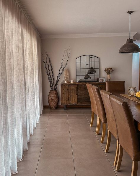 Elegant dining in shades of brown and cream. ✨ The cream-coloured curtains add a touch of softness to this rustic room. #theblindfactory #diningroom #creaminterior #rusticalhome #curtains Cream And Brown Dining Room, Coloured Curtains, Brown Dining Room, Cream Curtains, Dining Room Curtains, Rustic Room, Cream Walls, Shades Of Brown, Elegant Dining