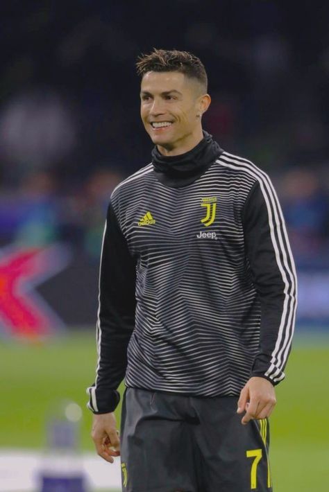 Cristiano Ronaldo Haircut, Ronaldo Hair, Cristiano Ronaldo Hairstyle, Ronaldo Haircut, Handsome Football Players, Cristiano Ronaldo Quotes, Ronaldo Photos, Ronaldo Quotes, Cristiano Ronaldo Juventus