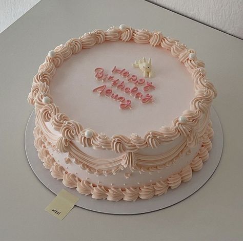 Cute Circle Cakes, Circle Cake Aesthetic, Vintage Circle Cake, Circle Vintage Cake, Circle Cake Designs, Pink Circle Cake, Birthday Cake Circle, Circle Cake Ideas, Light Pink Birthday Cake