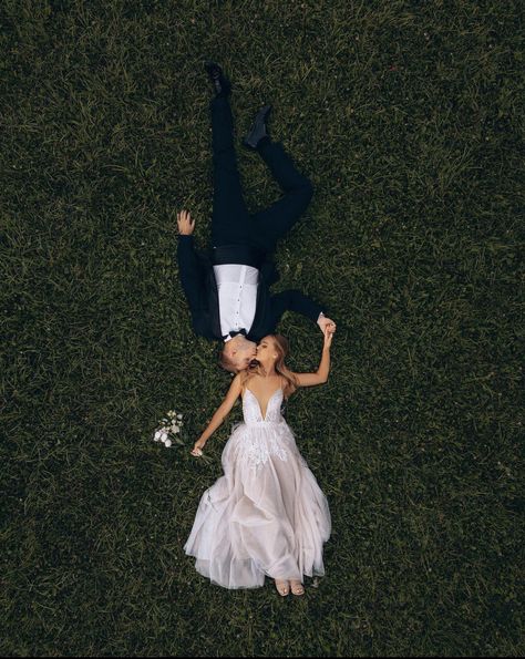 Drone Wedding Photography Photo Ideas, Wedding Poses Reference, Funny Couple Photoshoot Ideas, Drone Photoshoot Ideas, Creative Wedding Photo Ideas Unique, Goofy Wedding Photos, Drone Engagement Photos, Couple Drone Photography, Wedding Picture Poses Bride And Groom