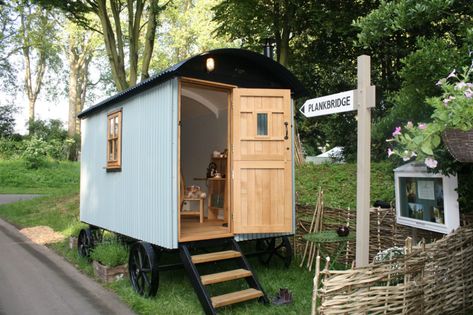 Huts: houses by plankbridge, | homify The Pig Hotel, Shepherd Huts, Hut House, Modern Entrance, River Cottage, Farm Ideas, Closet Decor, Shepherds Hut, Tiny House Cabin