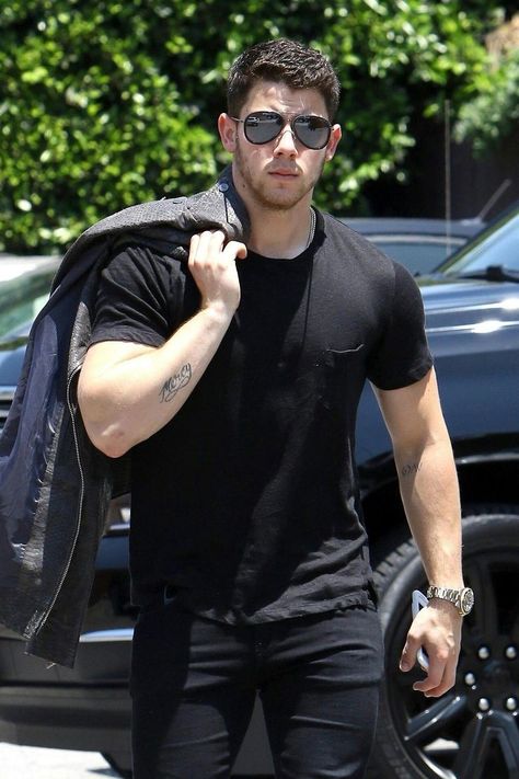 Nick Jonas Shirtless, Jonas Brother, Celebrity Men, Outfits Hombre, How To Look Handsome, Joe Jonas, Nick Jonas, Jonas Brothers, Hottest Celebrities