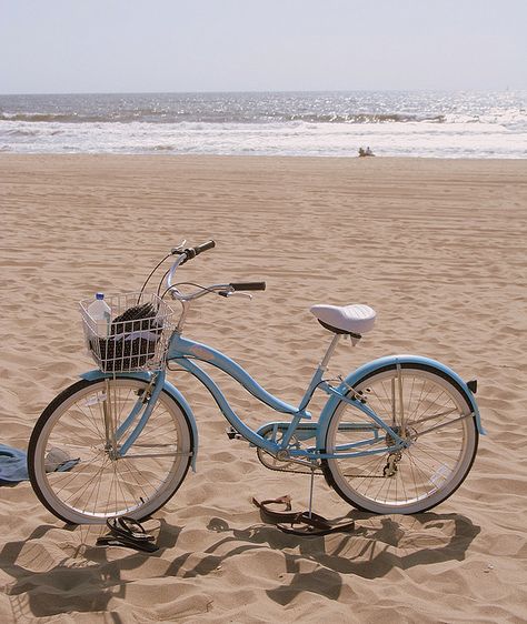 i know i sound like a little girl but...... i want i bike like this for my birthday!!!! Bike Riding Photography, Blue Bicycle, Beach Cruiser Bicycle, Beach Cruisers, Beach Bicycle, Bike Aesthetic, Beach Cruiser Bikes, Retro Bike, Bike Photography