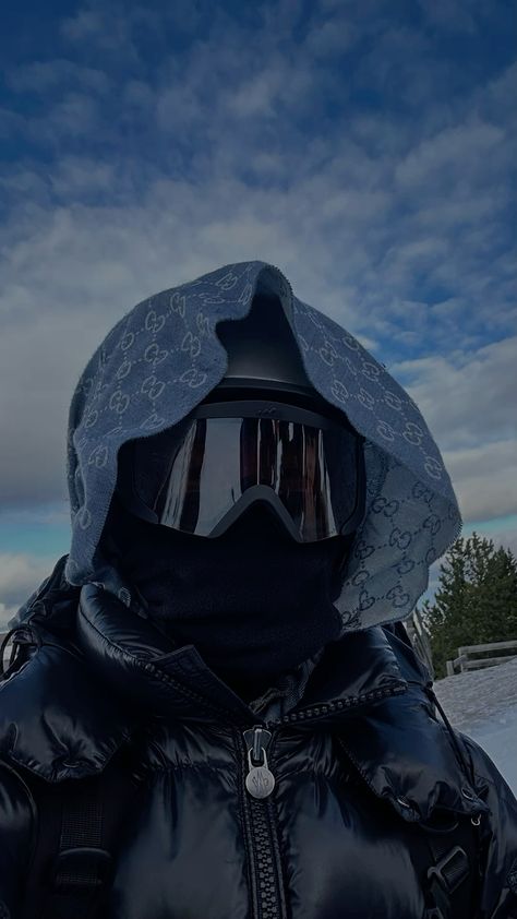 Ski Googles Outfits, Aesthetic Snow Pics, Skiing Photo Ideas, Ski Mask Pfp, Cold Pfp, Balaclava Aesthetic, Ski Outfit Men, Mode Au Ski, Ski Pics