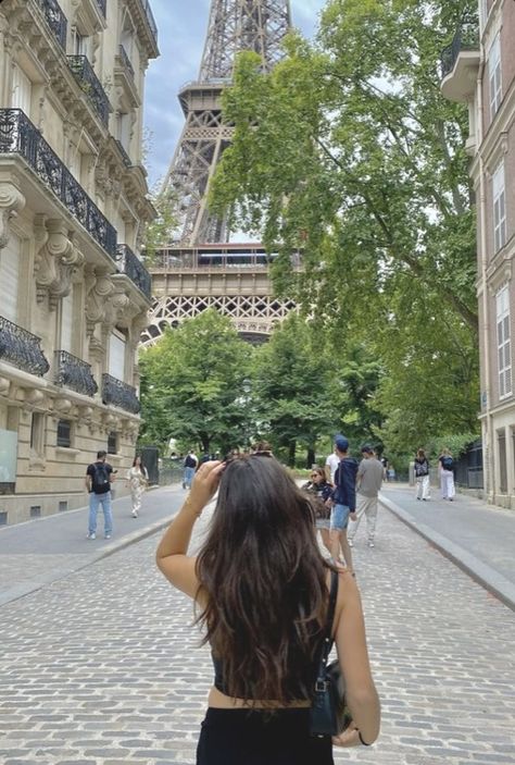 Paris Pics Instagram, Paris Photos Aesthetic, Paris Instagram Spots, Eiffel Tower Instagram Pictures, Photo Poses Paris, Photo Inspo Europe, Vacation Poses Picture Ideas City, Paris Picture Ideas Summer, Europe Photo Inspiration