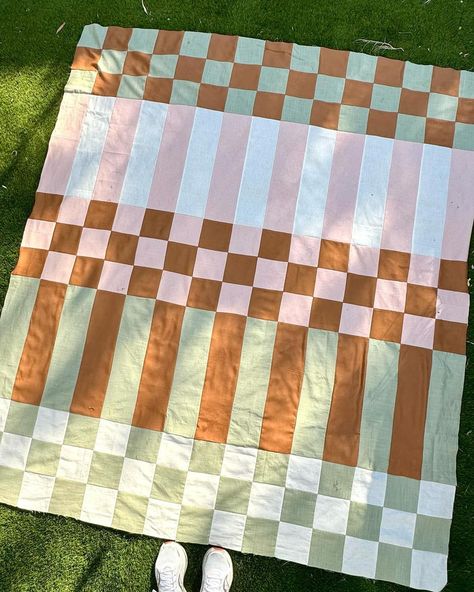 Jodie The Impatient Quilter | If you’re after a quick quilt that you can whip up this weekend, have I got the pattern for you ! Strip piecing, low waste - I only started… | Instagram Big Triangle Quilt, Quilt Blanket Pattern, Gingham Quilt Pattern Free, Checkered Quilt Pattern, Quilted Sewing Projects, Quilted Gifts To Make Ideas, Rail Fence Quilt Ideas, How To Quilt For Beginners, Modern Quilt Patterns Easy