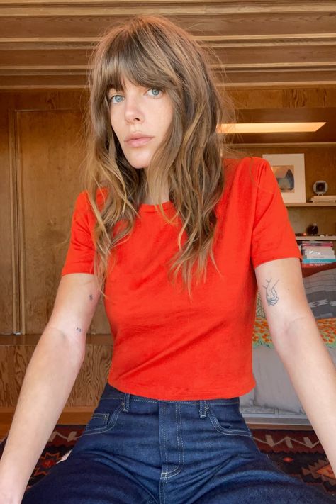 Hairstyles For Jeans, Emily Labowe, Jeans And Shirt, Look Jean, Bangs With Medium Hair, Cropped T Shirt, Red T, Long Hair Cuts, Zara United States