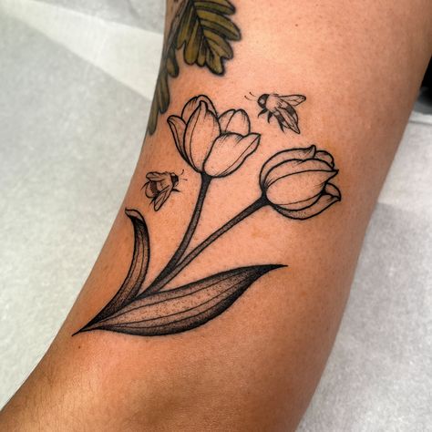 Tulip Tattoo Black And White, Two Tulips Tattoo, Tulip Tattoo Traditional, Flower Flash Tattoo, Tulips Tattoo, Summer In Amsterdam, Tattoo Tulip, Jewerly Tattoo, Tattoo Ideas Arm