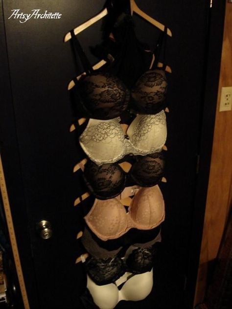 Attach hangers to store and display a bunch of bras at once. | 17 Hacks Every Bra Wearer Should Know  This is even better! Hanging Bra Storage, Hanging Bras, Bra Organizer, Bra Hanger, Bra Organization, Bra Storage, Dorm Room Hacks, Diy Bra, Smart Tiles