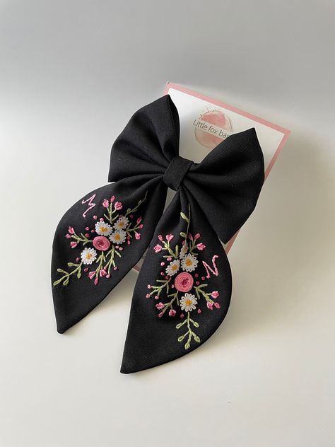 Floral Hair Bow, baby headbands are hand embroidered with love.  The length of our buckle is 20 cm.Please select the buckle number and specify it in the message. If not specified, 8 cm automatic clip buckle will be used.  The color in the picture is black. I can embroider names or letters within your specification. Ideal gifts for her; mother, sister, girlfriend, grandchild.Perfect for daily use. Can be a lovely birthday gift or a holiday gift. Perfect for children and adults. It is carefully wrapped and sent. Thank you for visiting my shop. Please do not hesitate to contact me with your questions. I will be happy if you follow me on instagram : https://instagram.com/littlefoxbant?igshid=YmMyMTA2M2Y= **Price for one hairbow ** Embroidered Hair Bow, Embroidery Hair Accessories, Embroider Names, Bows Ideas, Black Hair Bow, Embroidered Bows, Bow Hair Tie, Children Accessories, Embroidered Hair Bows