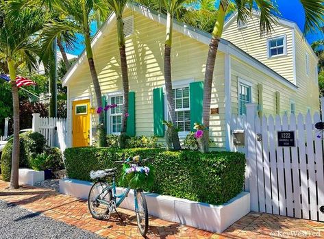 Florida Keys Homes Beach Houses, Key West Houses Cottages, Boho House Ideas, Key West House, Beach House Colors, Beach Interior, Yellow Doors, Dream Beach Houses, Yellow Houses