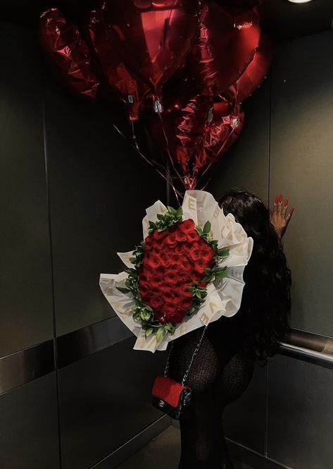 Roses Bouquet Gift, Luxury Flower Bouquets, Nightclub Aesthetic, 21st Birthday Photoshoot, Birthday Ideas For Her, Cute Birthday Ideas, Red Bouquet, Romantic Surprise, Gift Bouquet