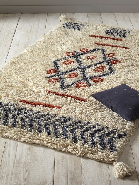 Joli tapis berbère // Hellø Blogzine Blog déco lifestyle www.hello-hello.fr Deco Salon, Future Apartment Decor, Deco Boheme, Soft Rug, Berber Rug, Shag Rug, Ladder Decor, Apartment Decor, Bohemian Rug