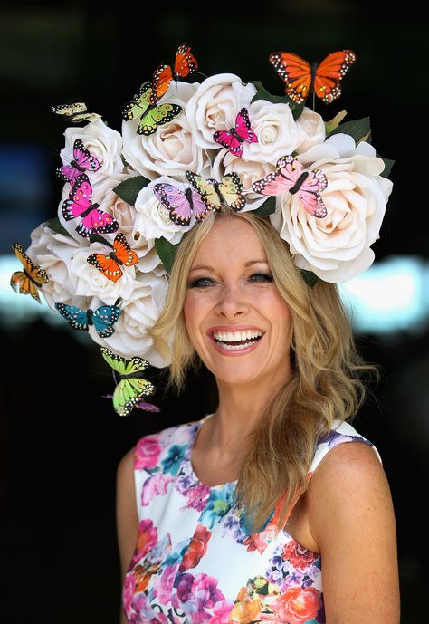 Derby Hats Diy, Derby Fashion, Crazy Hat Day, Woman With Flowers, Royal Ascot Hats, Easter Hats, Ascot Hats, Hat Day, Crazy Hats